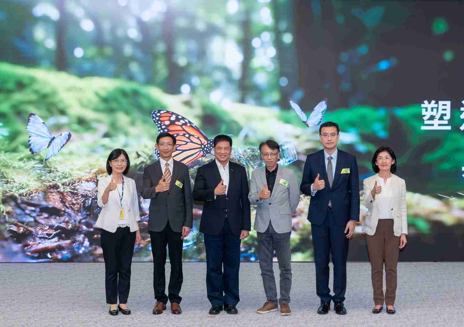 友達2023 CSR共榮大會，，，，邀請領域專家分享交流生物多樣性管理趨勢、、無塑產品、、、海廢永續塑料等議題  （圖左到右：友達光電永續長古秀華、、3M台灣技術長陳君杰、、、友達光電董事長暨集團策略長彭双浪、、光寶科技企業永續發展處處長陳慶暉、、、、安永聯合會計師事務所執業會計師曾于哲、、、、友達光電供應鏈總部副總經理吳宜芳）