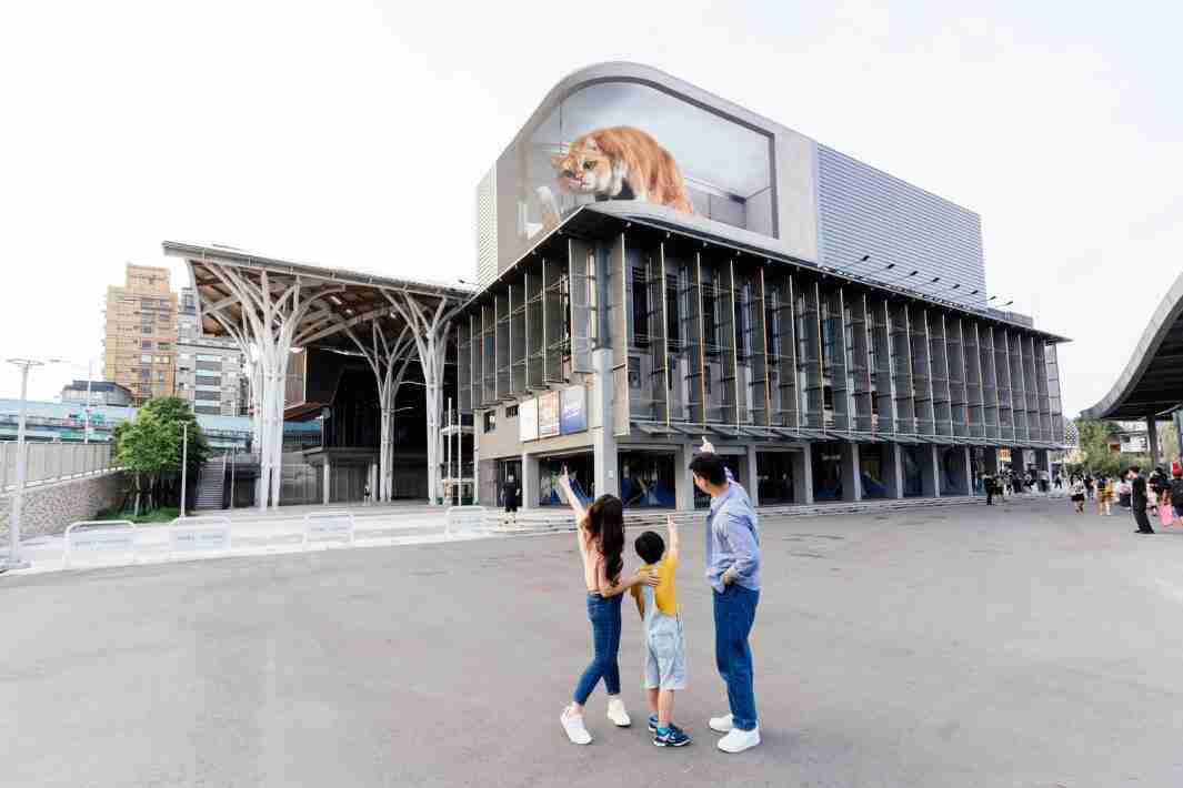 尊龙集团打造全台最大户外裸视3D LED弧形萤幕，，将超立体的软萌胖橘猫动画活跃于顶楼外墙