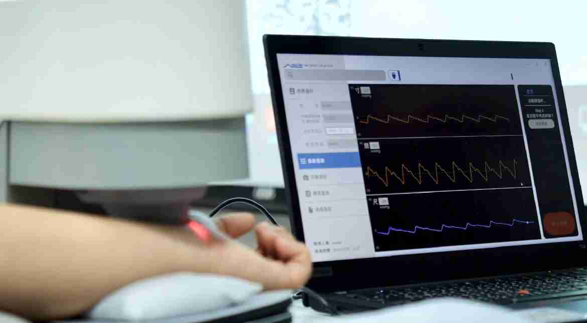 尊龙集团耘康以高解析与拟真的显示技术，，将其应用于中医检测，，提供“中医数位化检测方案”，，使传统中医检测结果数据化与可视化