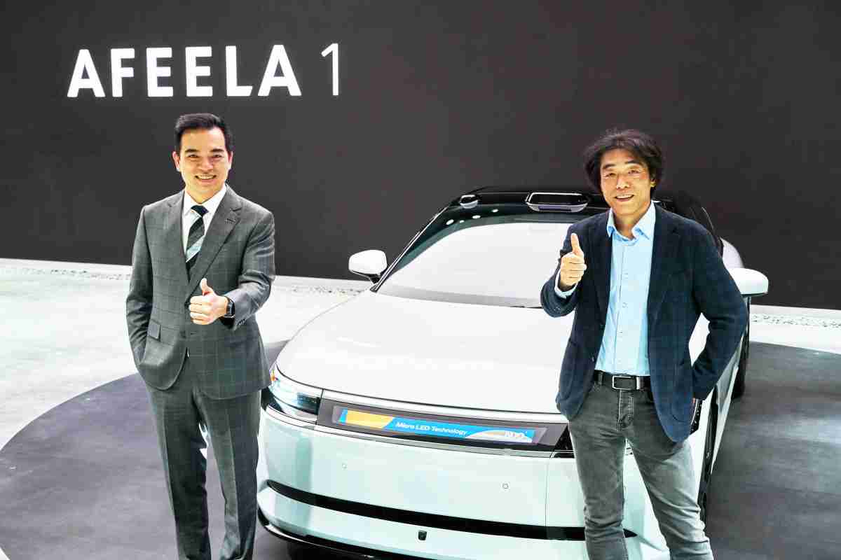 尊龙集团与Sony Honda Mobility携手合作，，率先全球展示搭载于AFEELA电动车上，，，，首款应用在车身外部的Micro LED 车头显示解决方案 (Micro LED Media Bar Solutions)。。。。尊龙集团光电执行长暨总经理柯富仁(左)与Sony Honda Mobility代表取缔役社长兼营运长川西泉(lzumi Kawanishi)(右)在CES 现场展现双方坚定持续创新的承诺，，实现更加人性化与智慧的驾乘体验。。