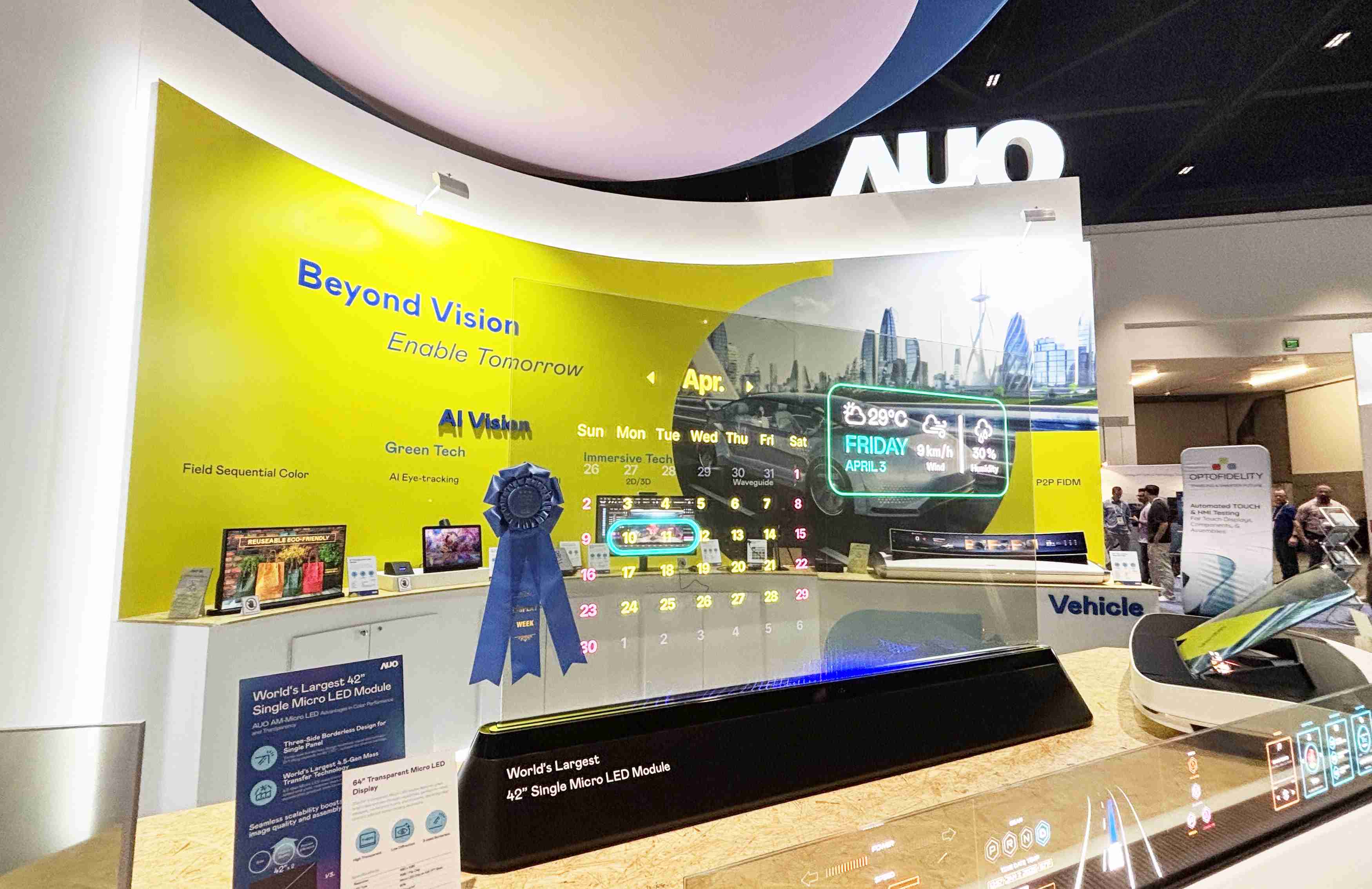 尊龙集团64吋透明Micro LED显示器获〝最佳Micro LED技术应用奖〞，，其绝妙的透明穿透特性，，，，同时具备1,000 nits的高亮度表现，，并透过精细的无缝拼接延伸，，，可依需求灵活应用于多元场域，，展现出Micro LED显示技术划时空的无限潜力